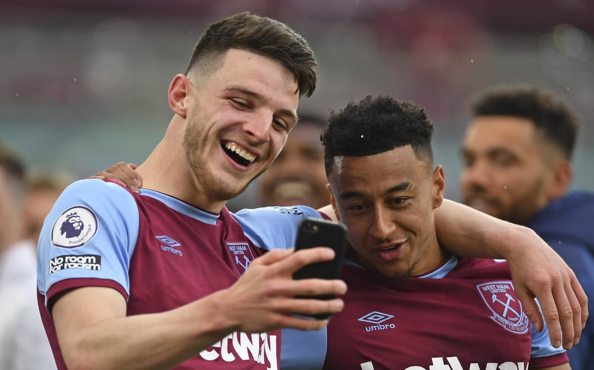 Jesse Lingard pózuje pro selfiečko pořizované Declanem Ricem. Ve West Hamu zažil krásných několik měsíčů.