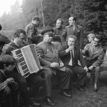 Generál Andrej Lavrentějevič Getman s několika dalšími důstojníky při návštěvě dětského tábora organizovaného Svazarmem u Jindřichova Hradce.