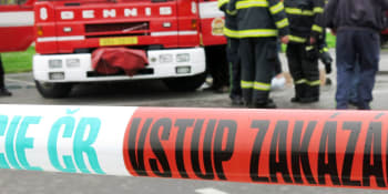 Zřítil se strop, hasiči v Trutnově evakuovali 45 lidí. Kvůli úniku plynu míří k domu statik