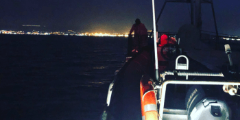 Loď plná zachráněných migrantů zakotvila na Sicílii. Další čeká na povolení