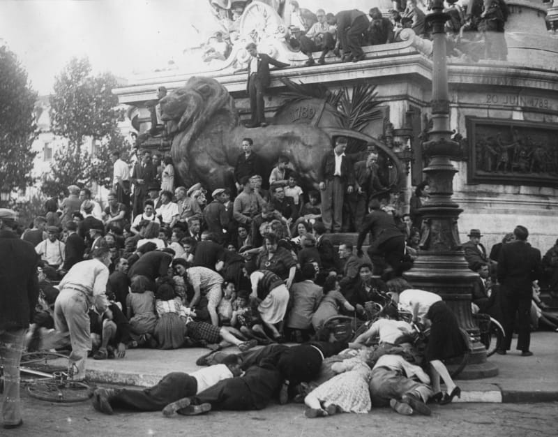 Poslední den pařížského povstání na náměstí Place de la Concorde, kde bojovali i Čechoslováci. Německá posádka se vzdala poté, co do města vstoupila 2. obrněná divize hnutí Svobodná Francie. 