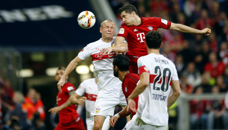 Adam Hloušek (vlevo) s dresu VfB Stuttgart v hlavičkovém souboji s útočníkem Bayernu Mnichov Robertem Lewandowskim.