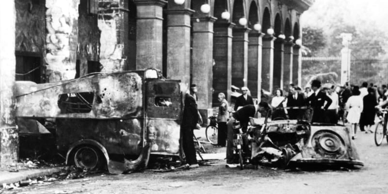Po bojích mezi Němci a francouzským odbojem v ulici Castiglione zbyla jen ohořelá vozidla.