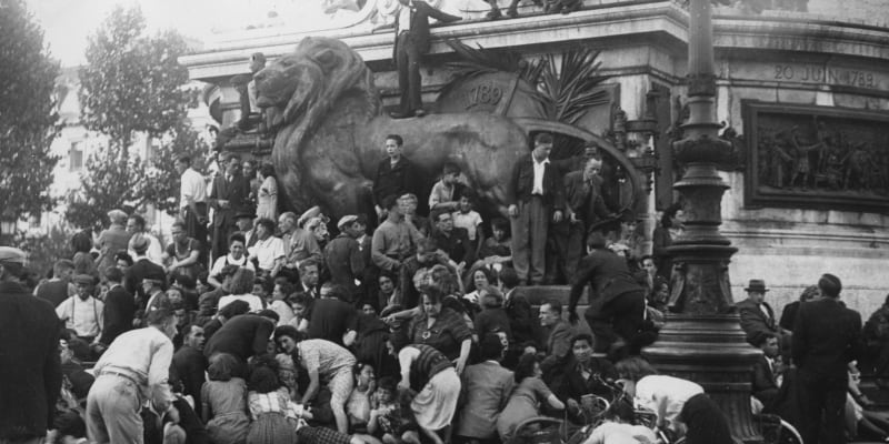 Poslední den pařížského povstání na náměstí Place de la Concorde, kde bojovali i Čechoslováci. Německá posádka se vzdala poté, co do města vstoupila 2. obrněná divize hnutí Svobodná Francie. 