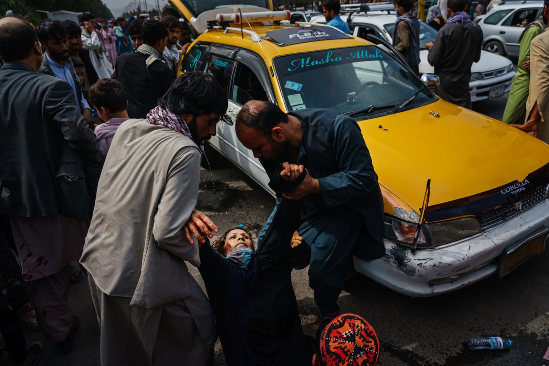 Tálibánci v Kábulu bijí ženy a střílí do davů demonstrantů.