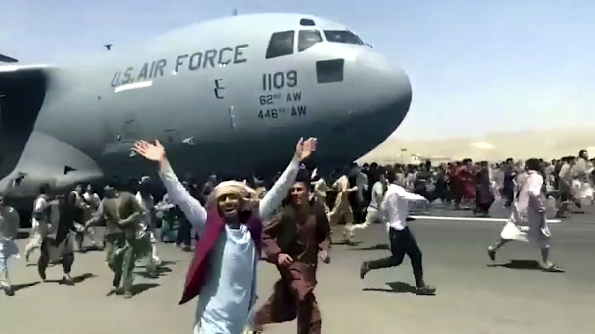 Po dobytí Kábulu Tálibánem lidé zaplavili mezinárodní letiště.