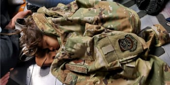 Důstojník o zoufalství v Kábulu: Ženy hází děti přes ostnatý drát. Vojáci v noci pláčou