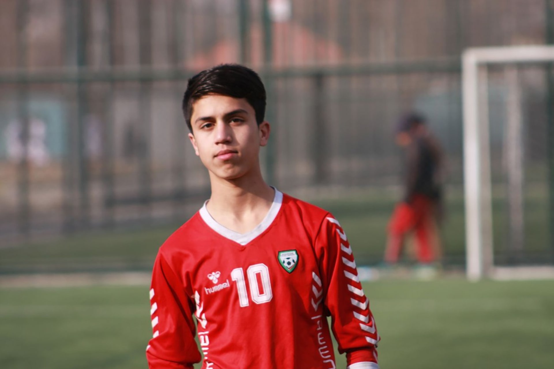 Afghánský fotbalista Zaki Anwari zemřel po pádu z amerického letadla.