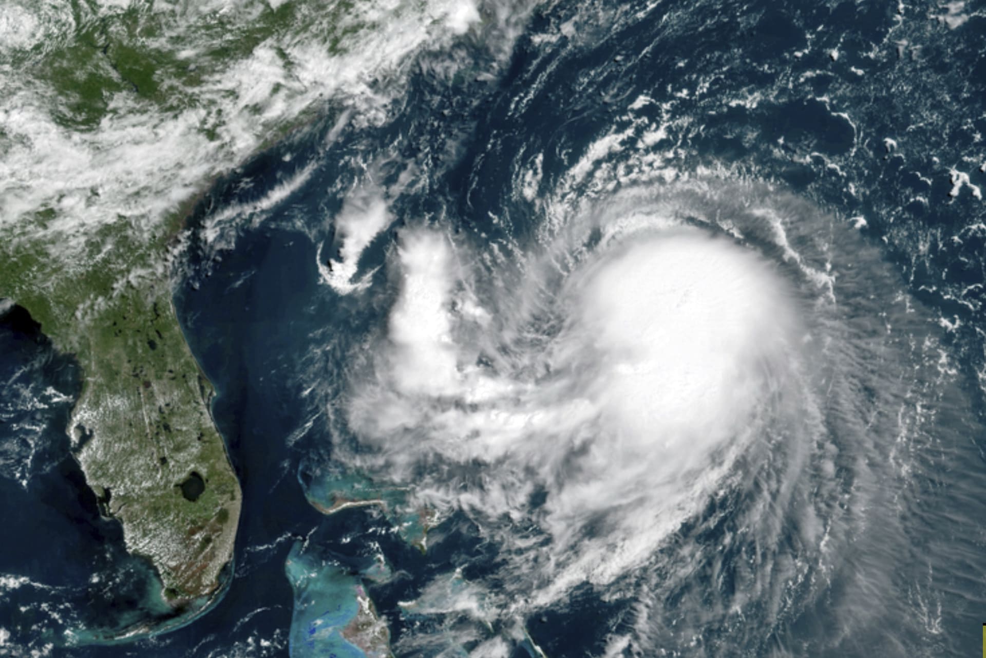 Satelitní snímek tropické bouře Henri, ze které se stává hurikán. Snímek ji zachycuje nedaleko Floridy.