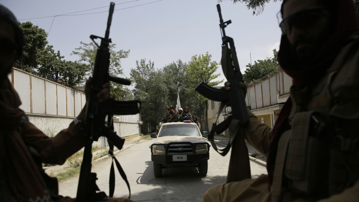 Tálibánští ozbrojenci hlídkují v ulicích Kábulu.