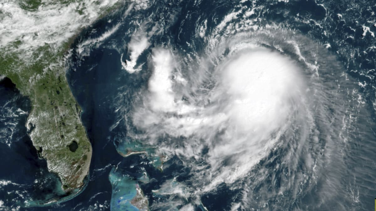 Satelitní snímek tropické bouře Henri, ze které se stává hurikán. Snímek ji zachycuje nedaleko Floridy.