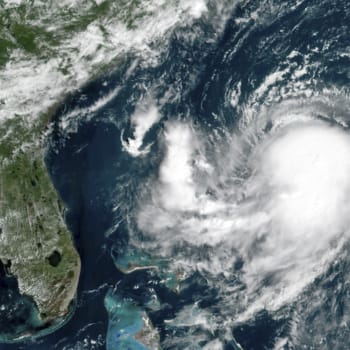 Satelitní snímek tropické bouře Henri, ze které se stává hurikán.