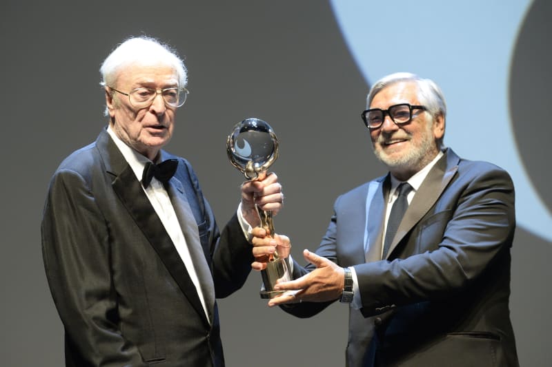 Michael Caine dostal v Karlových Varech cenu za umělecký přínos světovému filmu.