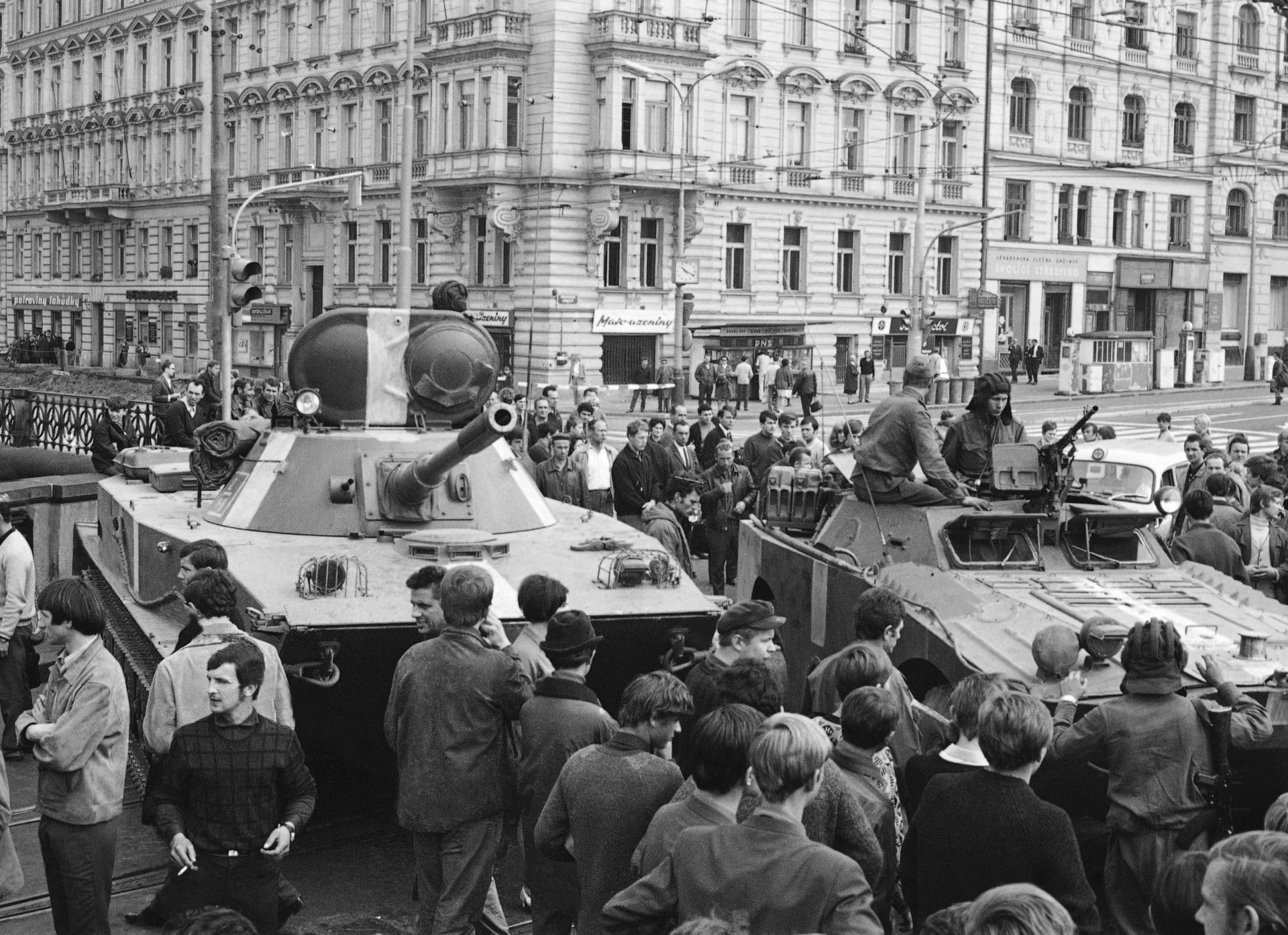 Sovětské tanky v ulicích Prahy.