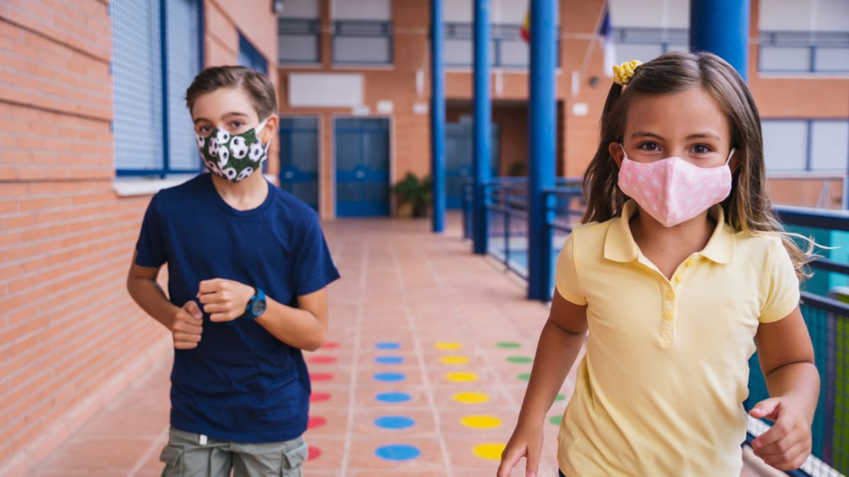 Děti ve škole v době pandemie koronaviru (ilustrační foto)