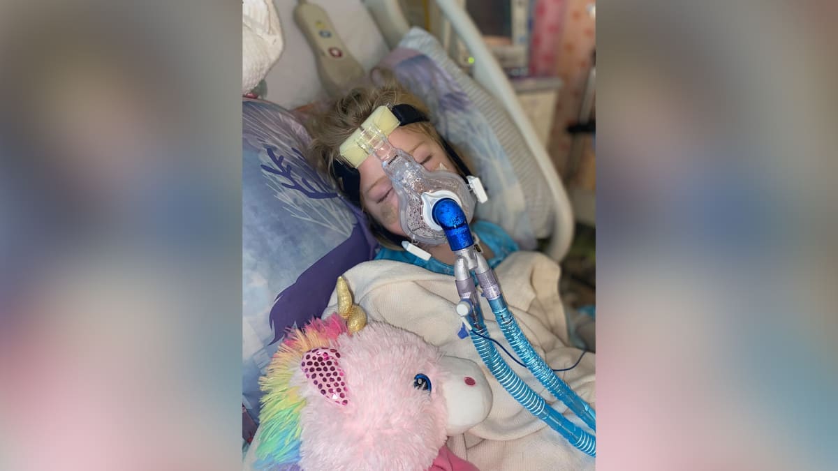 Tříletá Aurora Cannonová skončila v nemocnici na dýchacím přístroji. Covid u ní nastartoval těžký zápal plic.