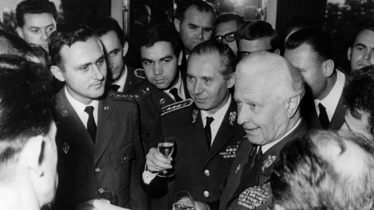 Dva důležití muži Československa v roce 1968: Vpravo bělovlasý prezident Ludvík Svoboda, po jeho pravici ministr obrany Martin Dzúr.