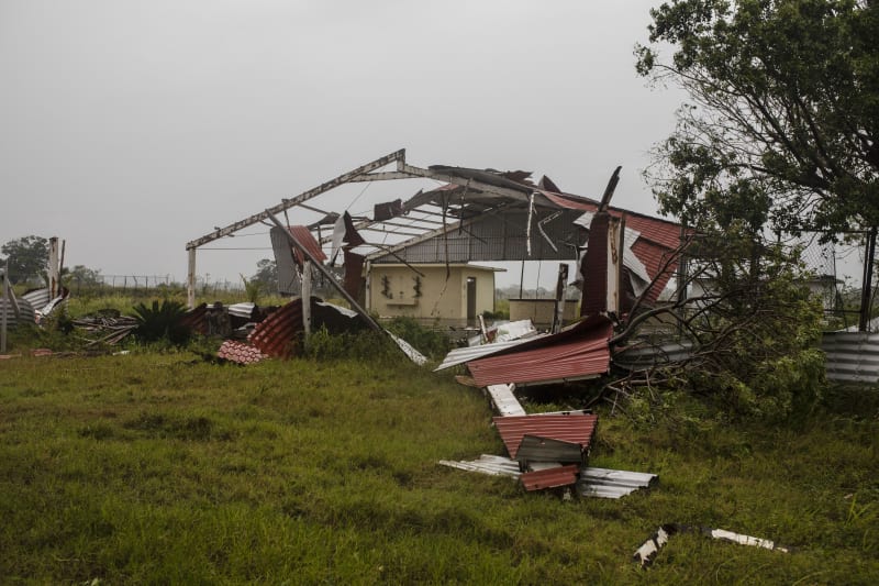 Řádění hurikánu Grace: materiální škody na budovách, popadané stromy a zaplavená auta. 