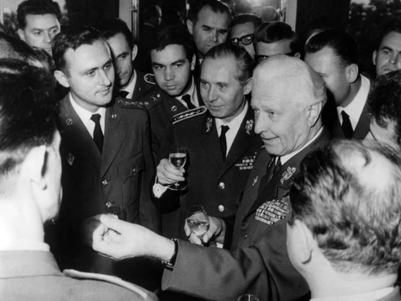 Dva důležití muži Československa v roce 1968: Vpravo bělovlasý prezident Ludvík Svoboda, po jeho pravici ministr obrany Martin Dzúr