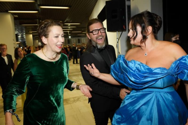 Zuzana Stivínová, Petr Čadek a Jitka Čvančarová bez respirátorů na zahájení Filmového festivalu Karlovy Vary