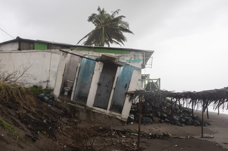 Řádění hurikánu Grace: materiální škody na budovách, popadané stromy a zaplavená auta. 