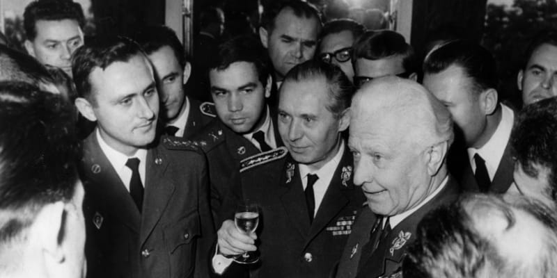 Bělovlasý prezident Ludvík Svoboda (vpravo), po jeho pravici ministr obrany Martin Dzúr