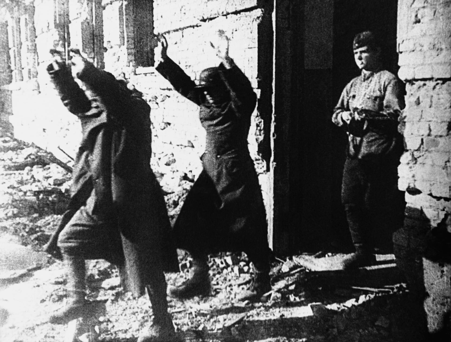 Po zajetí nacistického generála Pauluse se Sověti pustili do lovu zbytku německých vojáků, roztroušených po celém městě. 