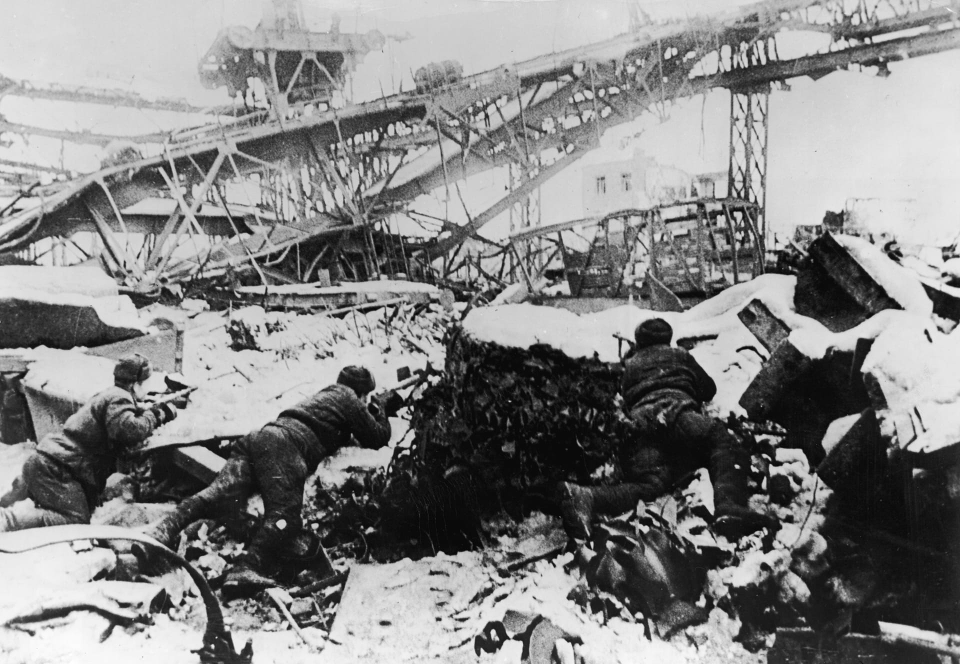 Ze Stalingradu po těžkém bombardování nezbylo téměř nic než trosky.