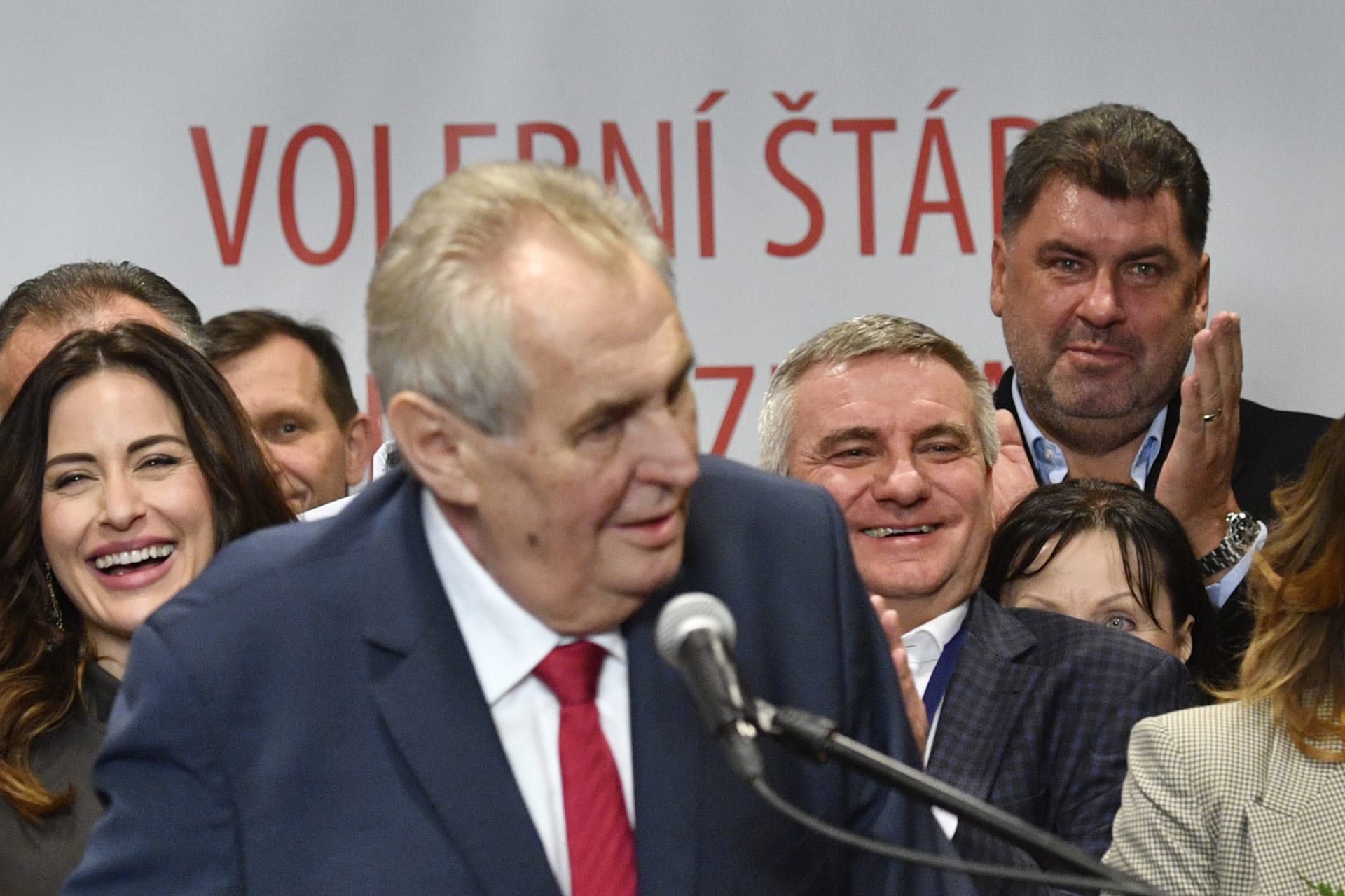 2018: Volební štáb Miloše Zemana, v pozadí Martin Nejedlý (vpravo) a Vratislav Mynář (uprostřed). Právě ty měla BIS podle Zemana odposlouchávat.