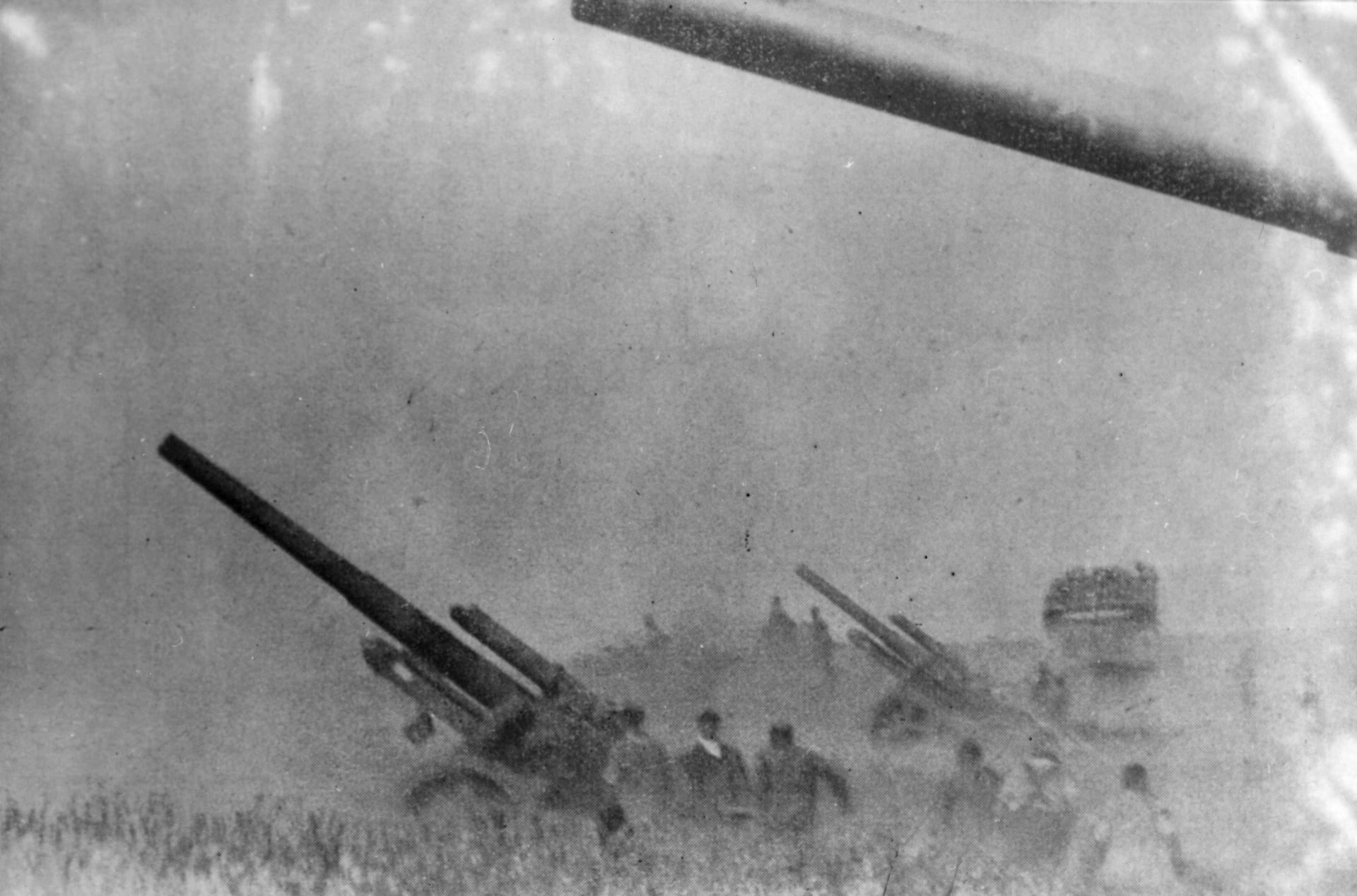 Obránci Stalingradu museli neustále čelit dělostřelecké palbě z Němci obsazeného předměstí
