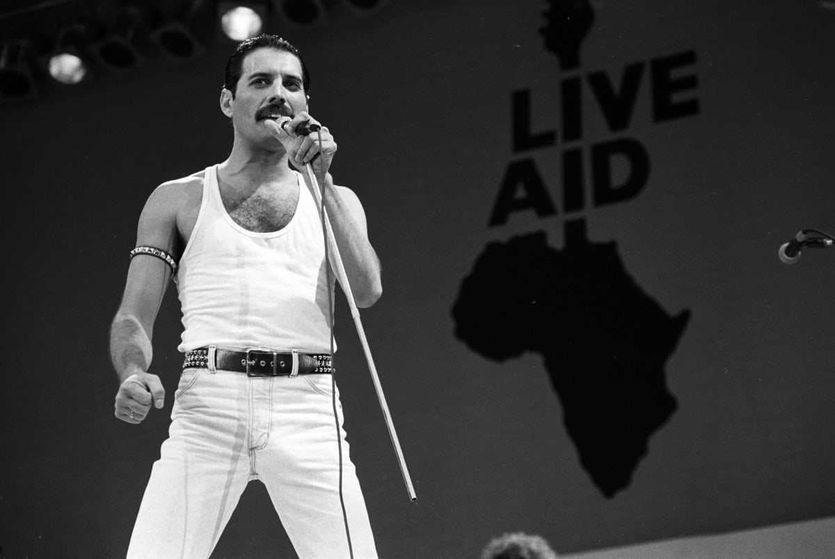 Freddie Mercury se dožil 45 let. Zemřel v roce 1991 na komplikace způsobené AIDS.