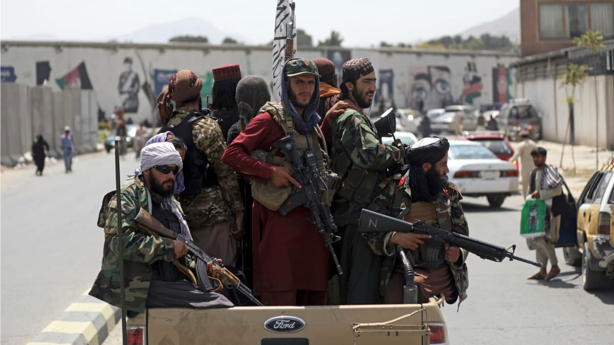 Na severu Afghánistánu trápí Tálibánce rebelové. Do oblasti proto míří stovky radikálů. 