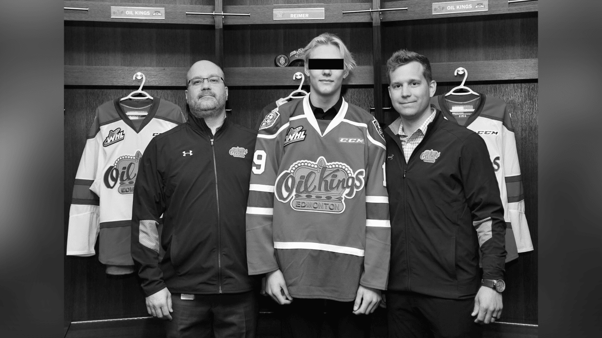 Caleb Reimer (uprostřed) v roce 2019 přešel do juniorské WHL. Zdroj: Edmonton Oil Kings