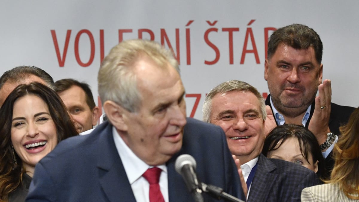 2018: Volební štáb Miloše Zemana, v pozadí Martin Nejedlý (vpravo) a Vratislav Mynář (uprostřed). Právě ty měla BIS podle Zemana odposlouchávat.