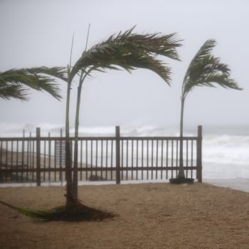 Tropická bouře Henri dorazila na východní pobřeží USA.