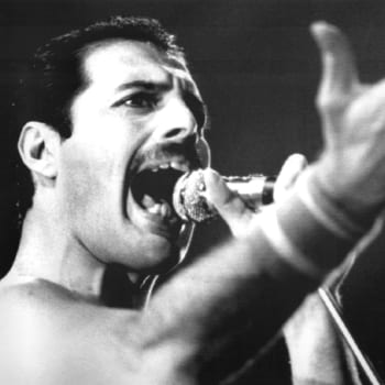 Freddie Mercury byl nadaný skladatel, originální umělec a frontman jedné z nejlepších kapel všech dob – Queen.