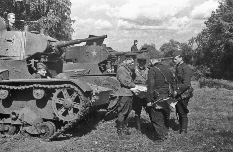 Sověti měli jednu obrovskou výhodu. Továrny s válečnou mašinérií měli mimo dosah německého dostřelu, na frontu tak neustále proudily nové tanky a další vojenská technika. Němci se naopak logisticky týrali.