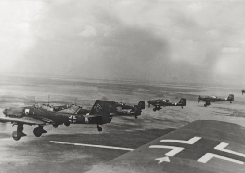 V úvodních částech války na východní frontě měli Němci poměrně silnou převahu ve vzduchu. Luftwaffe vládlo nebi i během bitvy o Stalingrad.