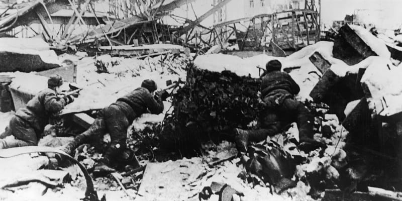 Ze Stalingradu po těžkém bombardování nezbylo téměř nic než trosky.