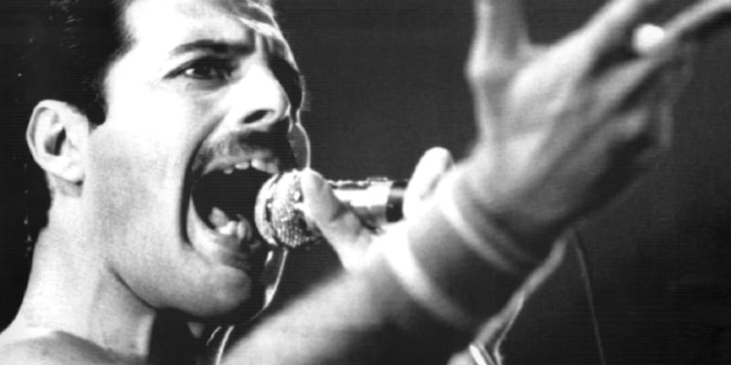 Freddie Mercury byl nadaný skladatel, originální umělec a zpěvák skupiny Queen.