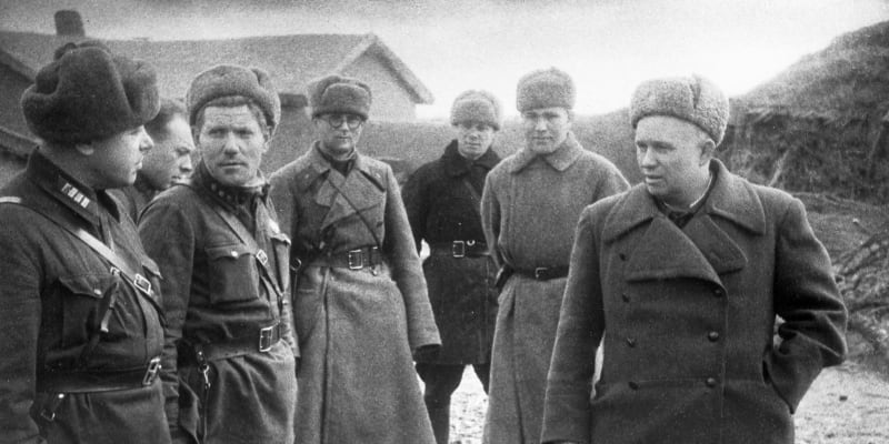 Nikita Chruščov byl přítomen v těžkých bojích při obraně Stalingradu, na což byl pak po celý život hrdý. 