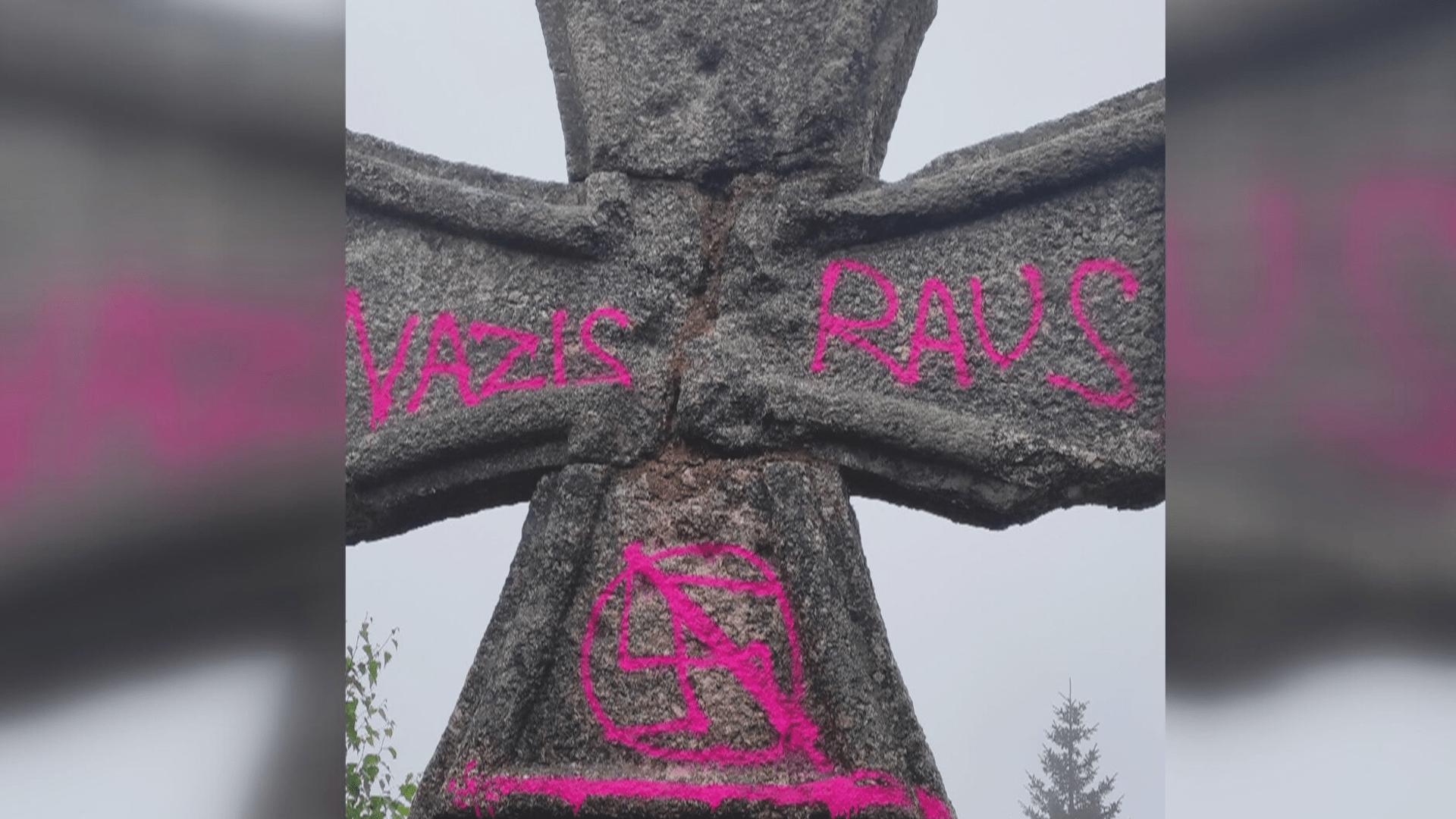 Neznámý vandal posprejoval pomník padlých Němců v Kořenově v Jizerských horách. 