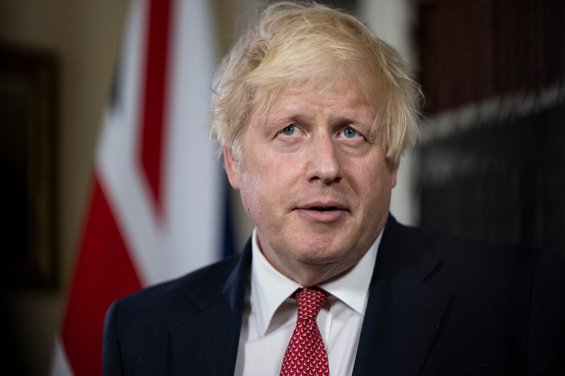 Britský premiér Boris Johnson čelí ve vlasti nepříjemným covidovým statistikám.