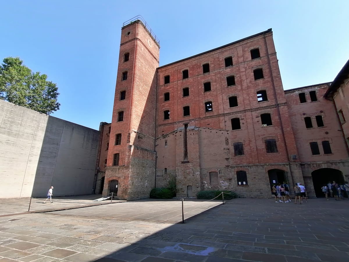 Koncentrační a vyhlazovací tábor Risiera di San Sabba v italském Terstu. Na dvoře stálo krematorium, jeho obrysy jsou patrné na zdi továrny.