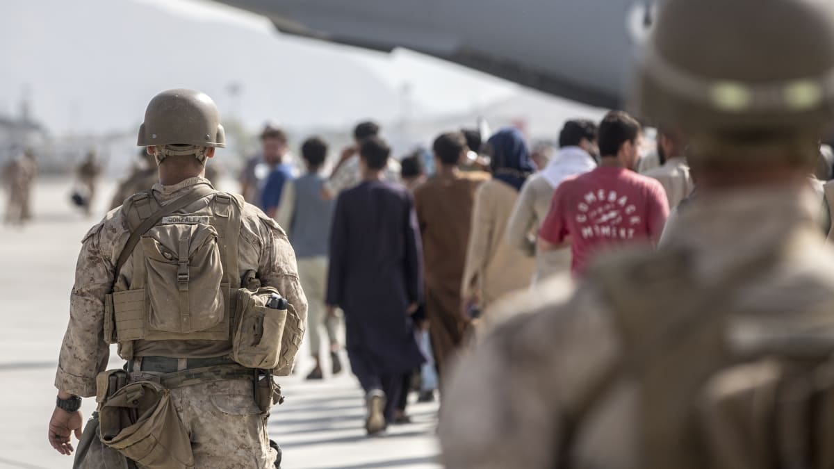 Pro část zachráněných afghánských spolupracovníků ČR si za dramatických okolností došli čeští vojáci přímo na kontrolní stanoviště Tálibánu.