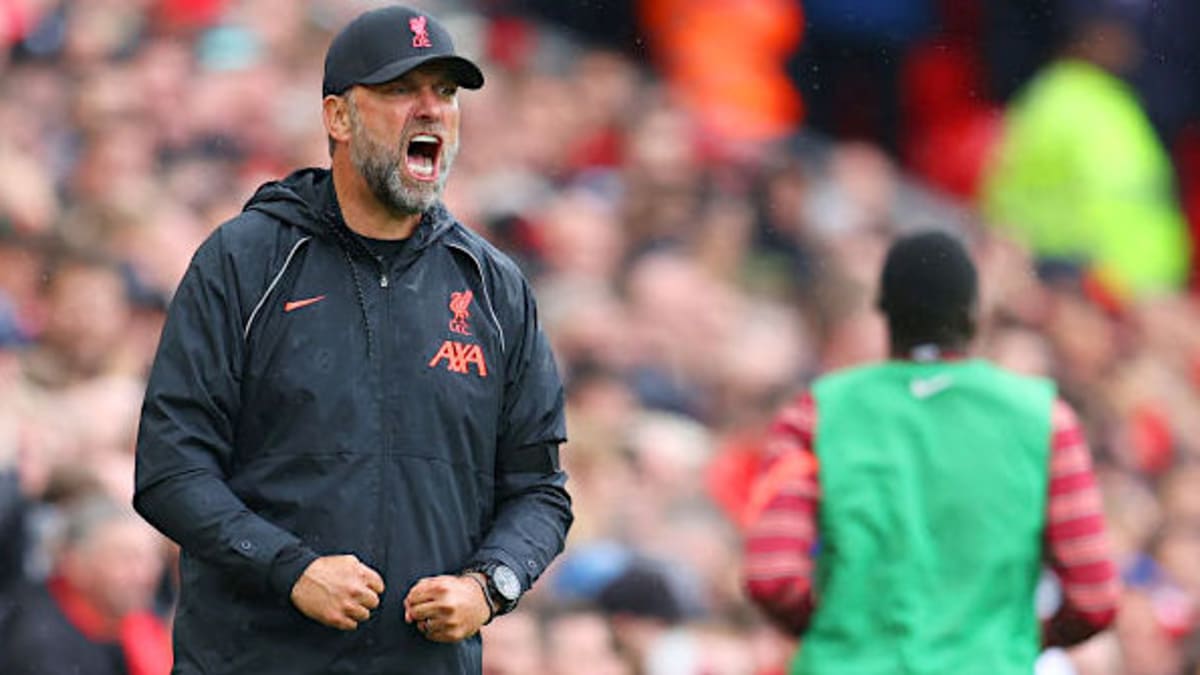 Německý kouč FC Liverpool Jürgen Klopp křičí na rozhodčího po faulu na Virgila van Dijka v utkání anglické Premier League proti Burnley.