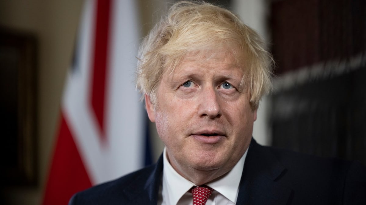 Britský premiér Boris Johnson čelí ve vlasti nepříjemným covidovým statistikám.