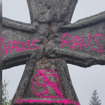 Neznámý vandal posprejoval pomník padlých Němců v Kořenově v Jizerských horách. 