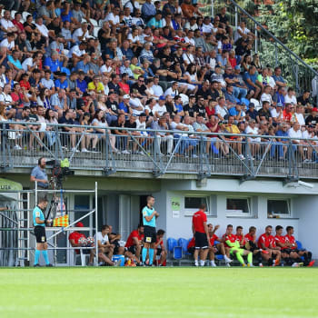 Během zápasu mezi Líšní a Zbrojovkou Brno vnikli na hřiště dva fanoušci. (Zdroj: FC Zbrojovka Brno)