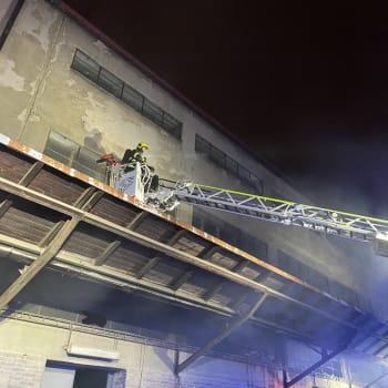 U hořící haly na pražském Žižkově zasahovalo několik hasičských jednotek.